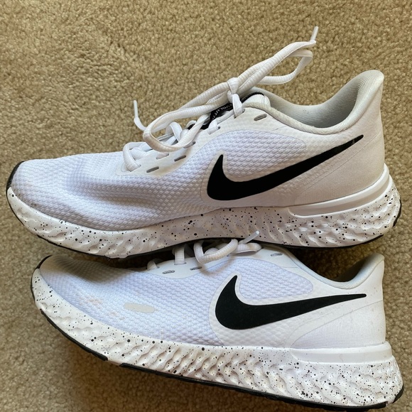 Nike Revolution 5 Women’s size 6 - VERY lightly worn - Picture 7 of 9